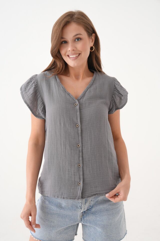 %100 PAMUK V YAKA DÜĞMELİ VOLANLI MÜSLİN BLUZ YELEK