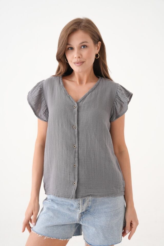 %100 PAMUK V YAKA DÜĞMELİ VOLANLI MÜSLİN BLUZ YELEK